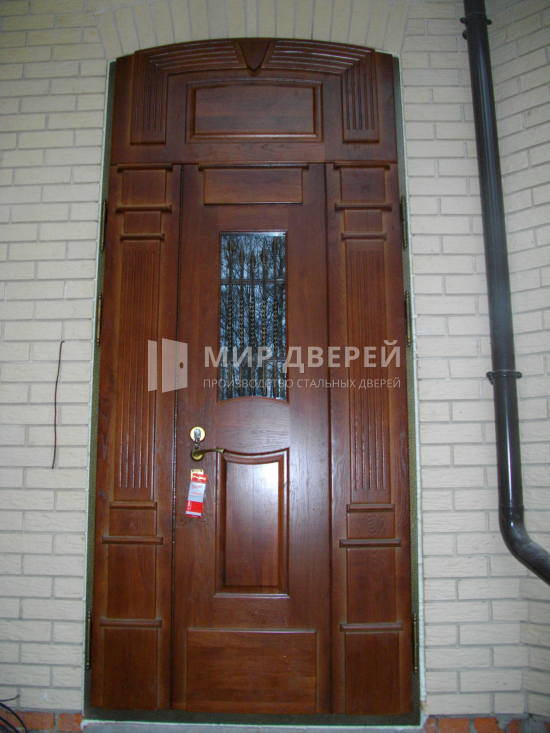 Дверь с фрамугой в дом - фото