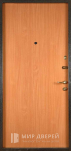 Бюджетная входная дверь в дом №8 - фото вид изнутри