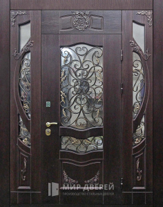 Парадная дверь со стеклом в коттедже №365 - фото вид снаружи